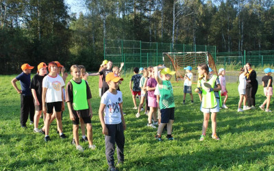 Шум трибун и воля к победе: День физкультурника объединил железнодорожные лагеря