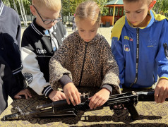 Командный волейбол с полотном и сборка‑разборка автомата Калашникова в лагере &laquo;Надежда&raquo;