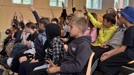 Три подгруппы, один флаг: как в лагере прошёл квиз ко Дню Государственного флага России