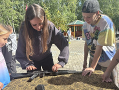 Командный волейбол с полотном и сборка‑разборка автомата Калашникова в лагере &laquo;Надежда&raquo;
