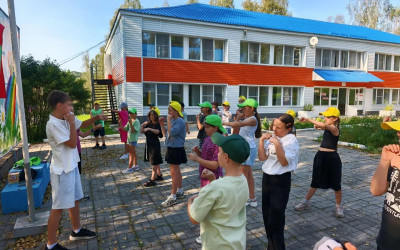 Шум трибун и воля к победе: День физкультурника объединил железнодорожные лагеря