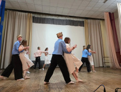 Весь мир в одном зале: в лагере прошёл конкурс танцев народов мира