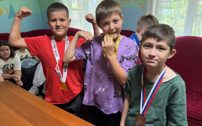 Шум трибун и воля к победе: День физкультурника объединил железнодорожные лагеря