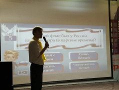 Гордо реет триколор