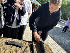 Командный волейбол с полотном и сборка‑разборка автомата Калашникова в лагере &laquo;Надежда&raquo;