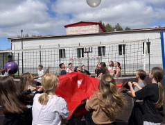 Командный волейбол с полотном и сборка‑разборка автомата Калашникова в лагере &laquo;Надежда&raquo;