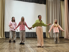 Когда весь лагерь поёт в унисон: конкурс пародий в нашем лагере