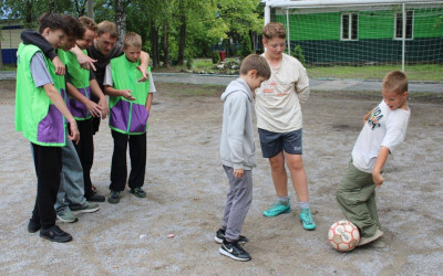 Тин-лига в мастерской: подростки помогают создавать, объяснять и вдохновлять