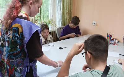Десять рук руководителя кружка!