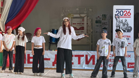 Танцевальный ураган: младшие отряды зажгли на вечерней эстраде! 