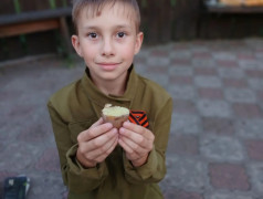 Вечер у костра: тепло, песни и сгущёнка!