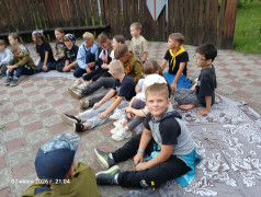 Вечер у костра: тепло, песни и сгущёнка!