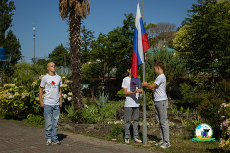 Торжественная линейка ко дню молодежи