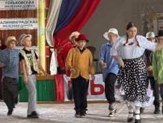 Танцевальный ураган: младшие отряды зажгли на вечерней эстраде! 