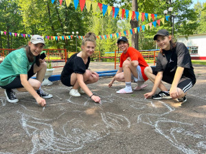 Конкурс рисунков на асфальте «Моя семья-моя радость!»