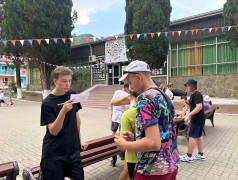 Первый день смены в детском лагере начался с яркого приключения: прохождение квеста с заданиями