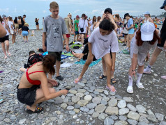 Дети-художники: как дорожки из камней в детском лагере стали произведением искусства