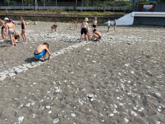 Дети-художники: как дорожки из камней в детском лагере стали произведением искусства