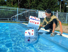 "Флотилия "Зелёного Огонька" покоряет водную гладь!": Юные корабелы отпраздновали День ВМФ спуском моделей кораблей!