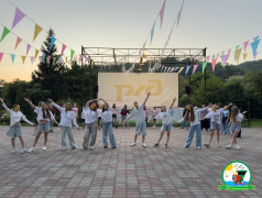 Огни большой сцены: номера-визитки отрядов в ДОЛ "Зеленый огонек"