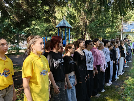 Торжественная линейка: старт новой недели 3 смены